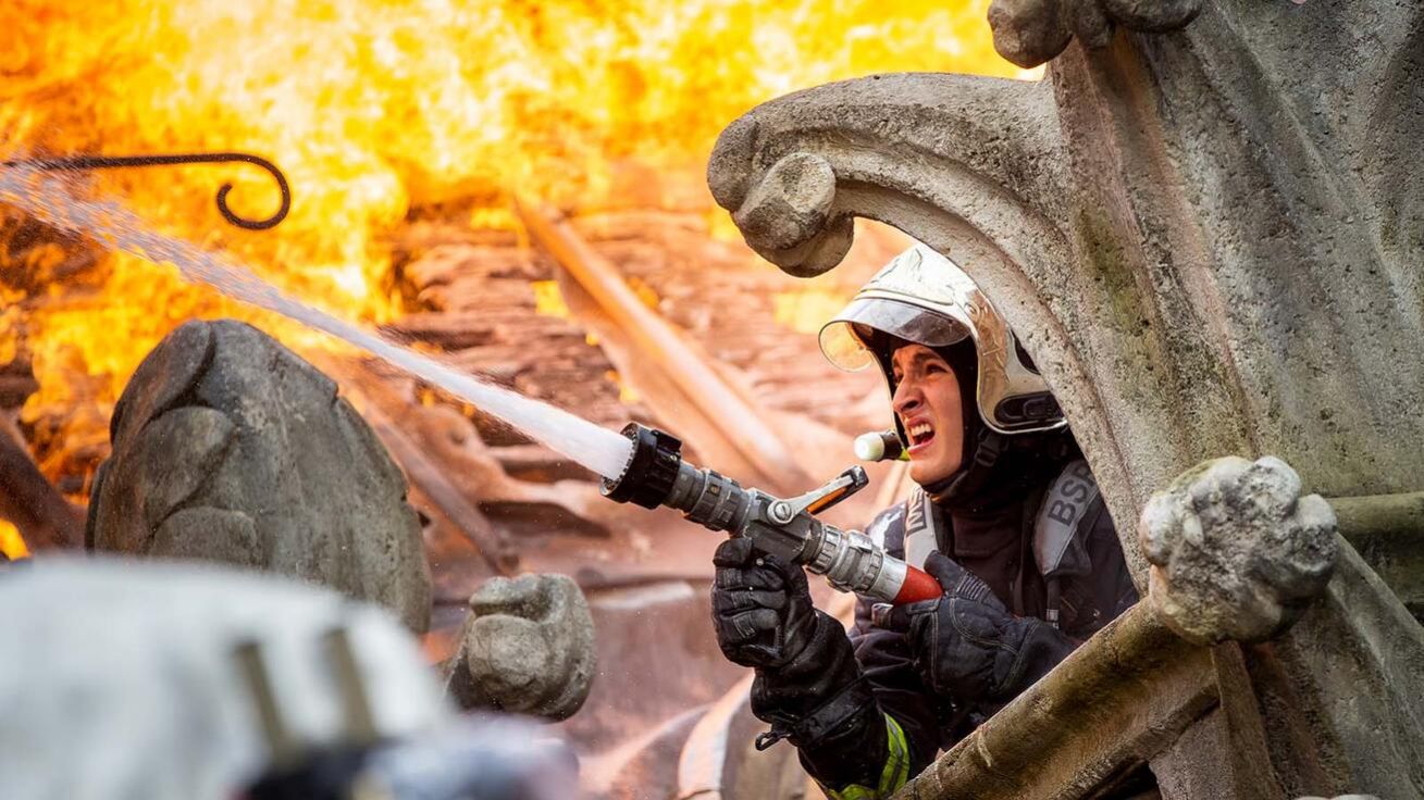 image:Image Díky filmařské profesionalitě Jeana-Jacquese Annauda se divák ocitne přímo v srdci tragického požáru.