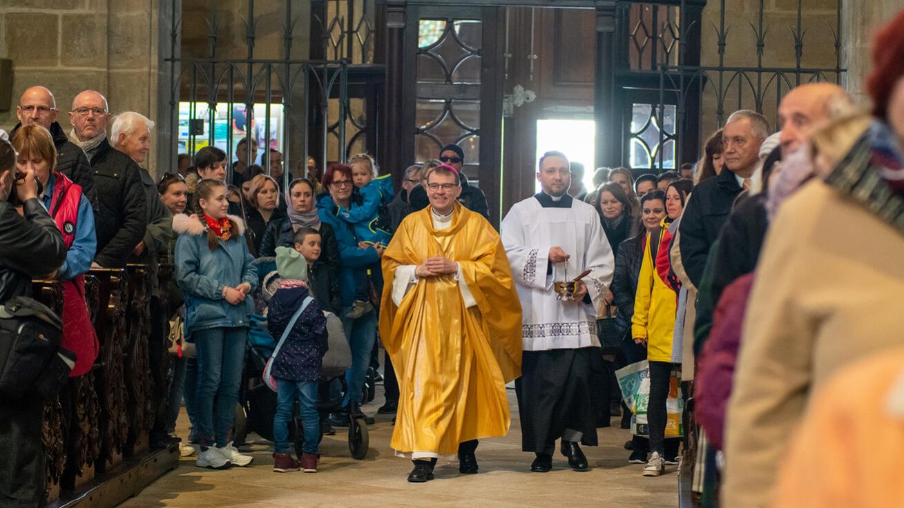 image:Image Začátek pontifikální mše v katedrále.