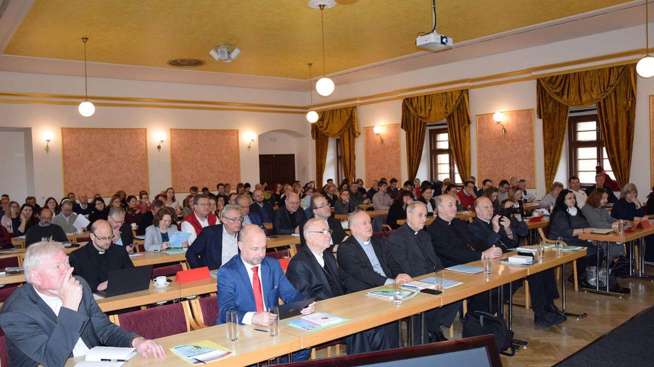 image:Image Dvoudenní konference naplnila velký sál Nového Adalbertina.