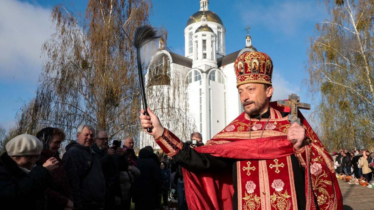 image:Image V neděli Zmrtvýchvstání si věřící přinesli k požehnání velikonoční pečivo „pasku“ i ke kostelu sv. Ondřeje v nedávno osvobozené Buči. Právě zde před Velikonocemi exhumovali z hromadného hrobu těla civilistů zavražděných ruskými jednotkami.