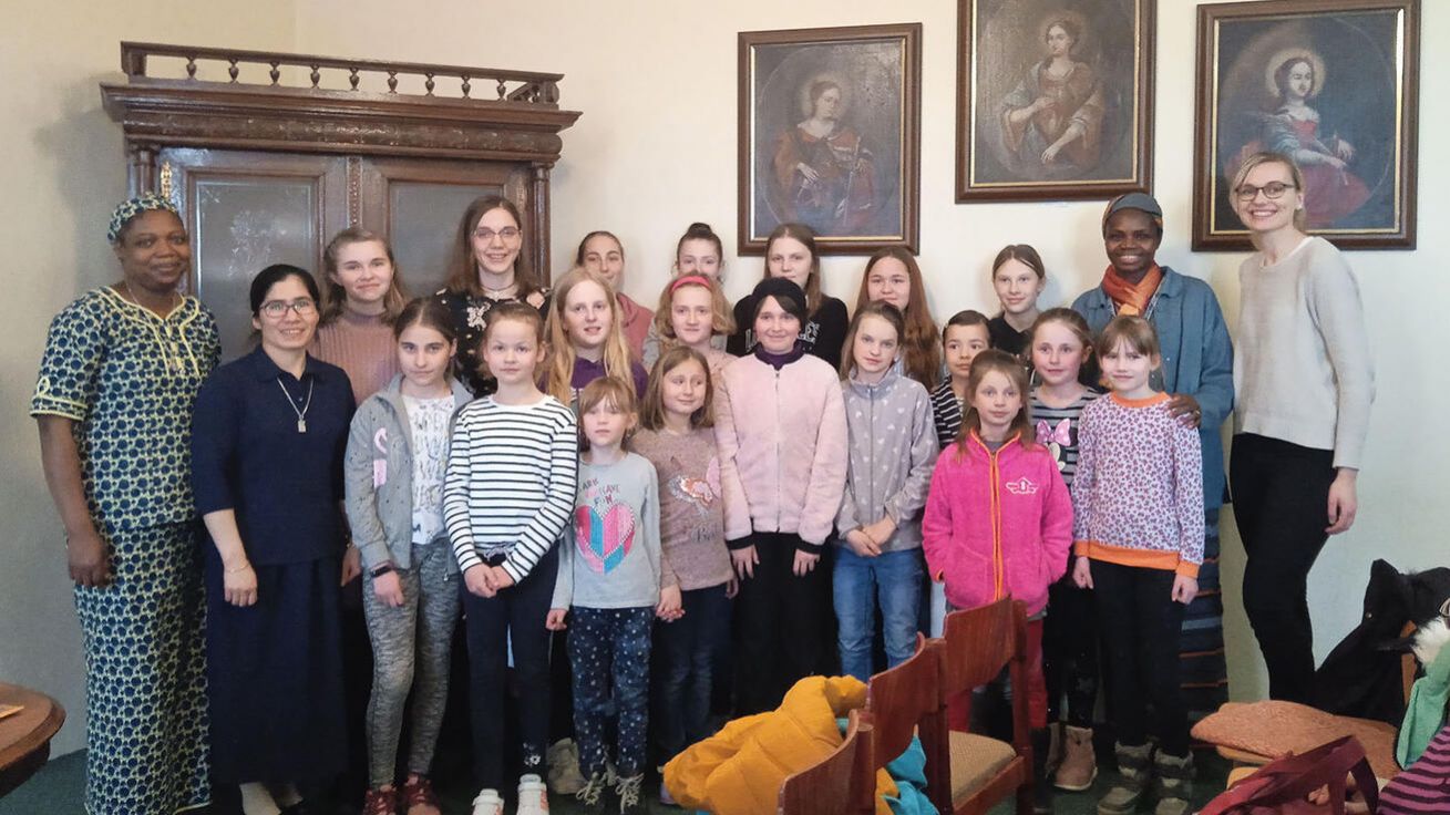 image:Image Při návštěvě v Telči se představená Cécile Dah (vpravo) vyfotila s malými zpěváčky a vedoucími.