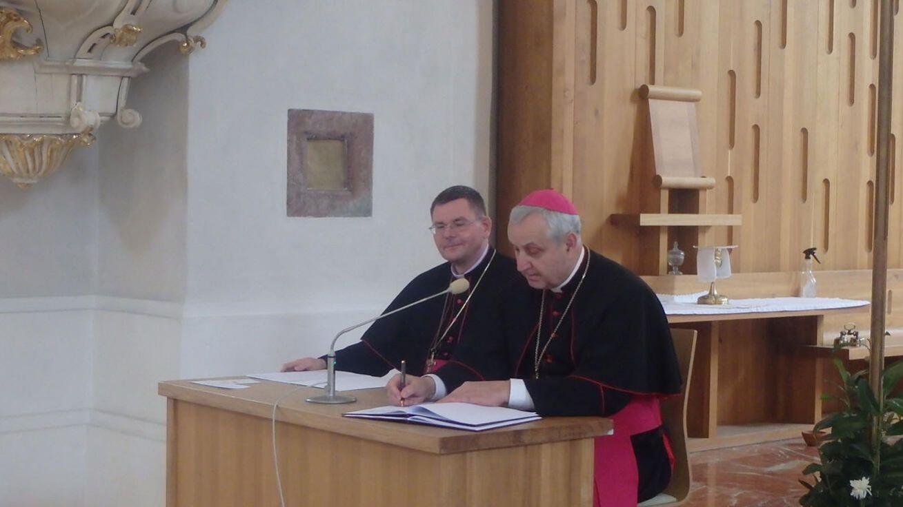 image:Image Diecézní synodní dokument podepsal biskup Vlastimil Kročil (vlevo P. Ivo Prokop).