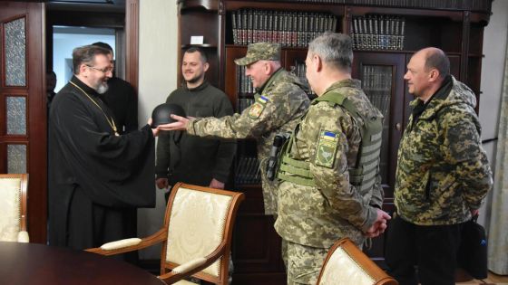 image:Image Arcibiskup Svjatoslav Ševčuk (vlevo) přijal od generálů ukrajinské armády vojenskou přilbu.