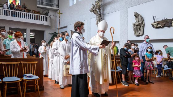 image:Image Loňská pouť nuncia Charlese D. Balva na Lhotku ke Královně míru.