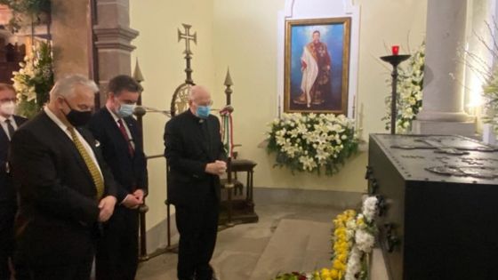 image:Image Zprava: kardinál Péter Erdő, císařův vnuk Jiří Habsbursko-Lotrinský a místopředseda maďarské vlády Zsolt Semjén u hrobu bl. Karla.