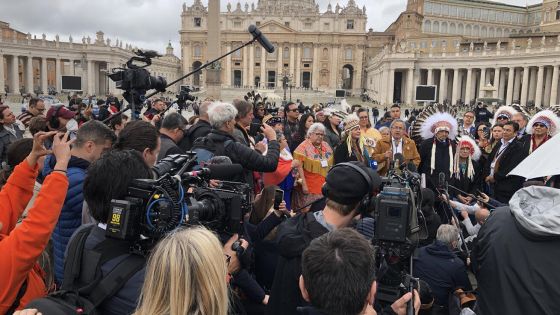 image:Image Papež v promluvě zmínil, že ho zaujala moudrost původních kanadských národů. Ta žádá, aby se o jakékoli činnosti uvažovalo v perspektivě sedmi generací – aby se nevytratila paměť a identita.