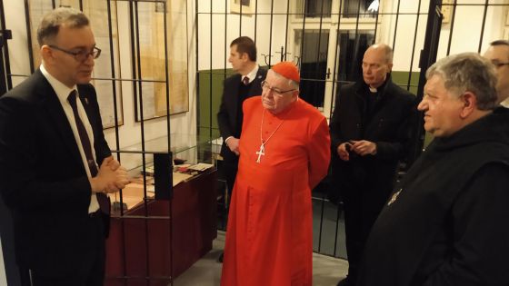 image:Image Kardinál Dominik Duka, biskup Antonín Basler (uprostřed) a arciopat Prokop Siostrzonek (vpravo) při prohlídce Památníku obětem internace.