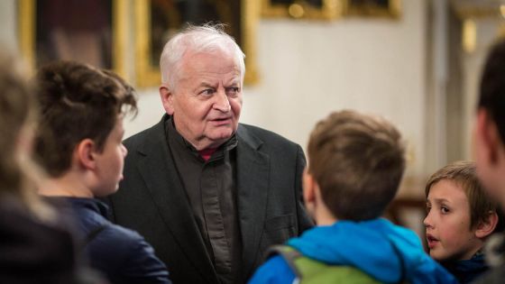image:Image I jako biskup si salesián Karel Herbst najde čas na setkání s mládeží.
