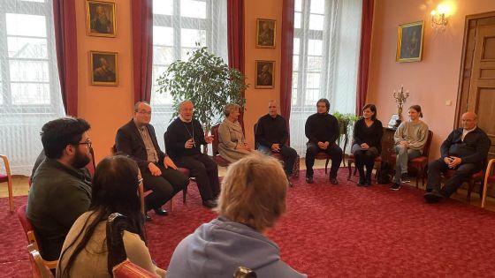 image:Image Kromě diecézního biskupa se katechumeni potkali i s generálním vikářem Mons. Janem Pasekou, svým svědectvím přispěla i Jana Sieberová z hořického hospicu Duha.