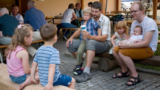 image:Image Více se setkávat ve farnosti, najít pro to místo i čas, si přeje řada lidí, kteří se zapojili do synodálních skupinek. Pomoci mohou farní dny, jako ten loňský na snímku v Holešově.