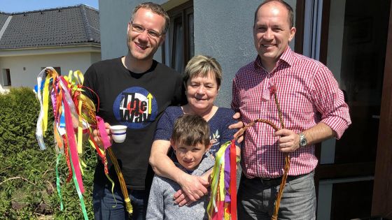 image:Image Marek Výborný se svým synem na Velikonoce.