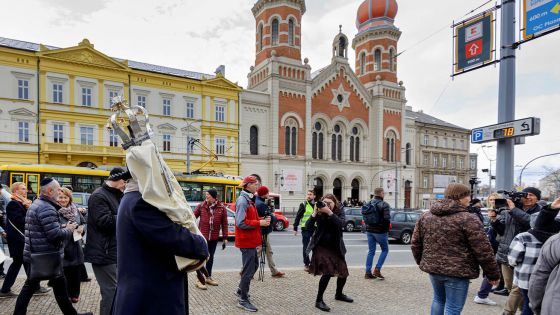 image:Image Při rekonstrukci synagogy se ukázalo, že zdejší svitek Tóry pochází od donátora ze Straubingu, jehož žena zahynula v koncentračním táboře. Vzácná relikvie je nově opatřena korunou, štítem a ukazovátkem od šperkařského mistra Petra Vogela.