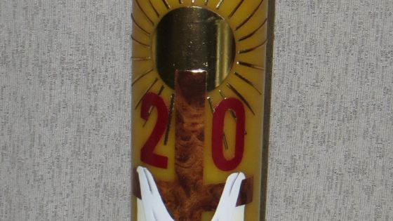 image:Image V roce 2009 jsme zdobili čtrnáctikilogramovou svíci ze včelího vosku, věnovanou Charitou ČR papeži Benediktu XVI. při jeho podzimní návštěvě České republiky. Kromě charitního znaku, papežova erbu a fáborků s barvami naší a vatikánské vlajky na něm bylo několik italských nápisů, mezi nimi i motto návštěvy: „Láska Kristova je naší silou“. Největší svíce z naší dílny váží 25 kg, má 14 cm v průměru a je vysoká 170 cm. Tu každý rok (mimo dvouletou pandemickou přestávku) připravujeme pro Armádu ČR. Svíci zdobí armádní znak a latinské heslo: „Veritas Domini vincit“ – Pravda Páně vítězí. Při zdobení musí být svíce ve svislé poloze a zdobí ji zároveň dvě pracovnice. V měsíci květnu pak svíce vyráží s armádní delegací na pouť do Lurd. Také jsme zdobili paškál pro naše poutníky do Svaté země nebo svíce pro olomouckého arcibiskupa jako dárek při návštěvě Iráku. Zatím nejdál se náš paškál dostal do Austrálie, kam ho vzala zákaznice své dceři. Ale hlavním a největším odběratelem zůstávají farnosti v Čechách, na Moravě a na Slovensku.
