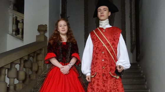 image:Image Zahájení turistické sezóny a prohlídky v doprovodu kostýmovaných průvodců si v Kroměříži nenechalo ujít několik set lidí.