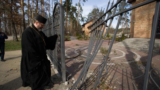 image:Image „Takový druh zla, který nyní drtí ukrajinskou zemi, se vyhání modlitbou a postem,“ říká Svjatoslav Ševčuk (na snímku u poničeného kostela v Irpini u Kyjeva).