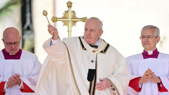 image:Image „Zbraněmi evangelia jsou modlitba, laskavost, odpuštění a nezištná láska k bližnímu, láska ke každému člověku,“ zdůrazňuje papež František. Na fotografii při bohoslužbě o slavnosti Zmrtvýchvstání Páně na Svatopetrském náměstí ve Vatikánu.