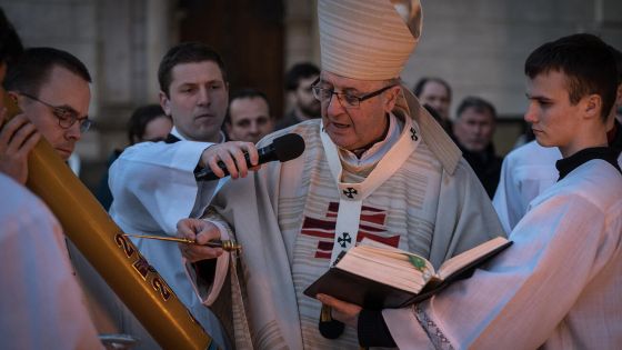 image:Image Arcibiskup Jan Graubner během velikonoční vigilie.