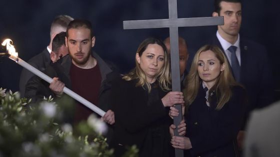 image:Image Ukrajinka Irina a Ruska Albina s křížem v římském Koloseu.