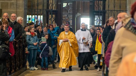 image:Image Začátek pontifikální mše v katedrále.