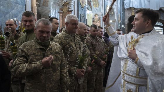 image:Image Řeckokatoličtí křesťané se na oslavu Vzkříšení teprve připravují. Liturgii Květné neděle prožili uplynulý týden například ve vojenském kostele ve Lvově (na snímku).