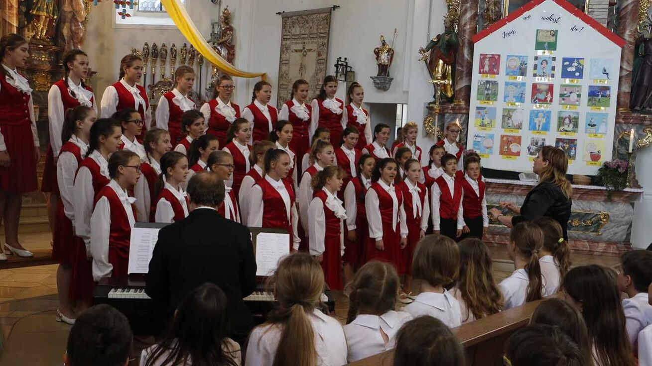 image:Image Dětský pěvecký sbor Jitříčko z Hradce Králové vystupuje na festivale pravidelně (na snímku v německém Lamu).