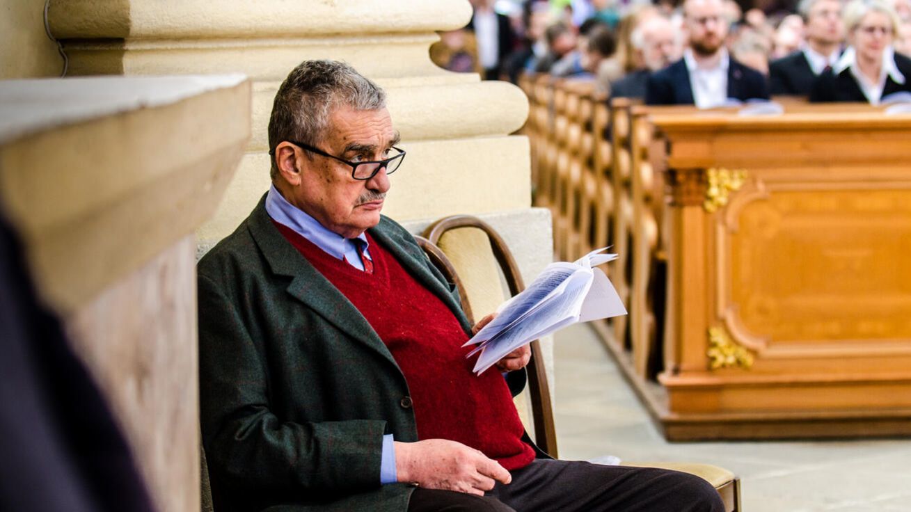 image:Image Karel Schwarzenberg se stále pohybuje mezi Českem a Rakouskem, kam jezdí za svými dětmi i vnoučaty.