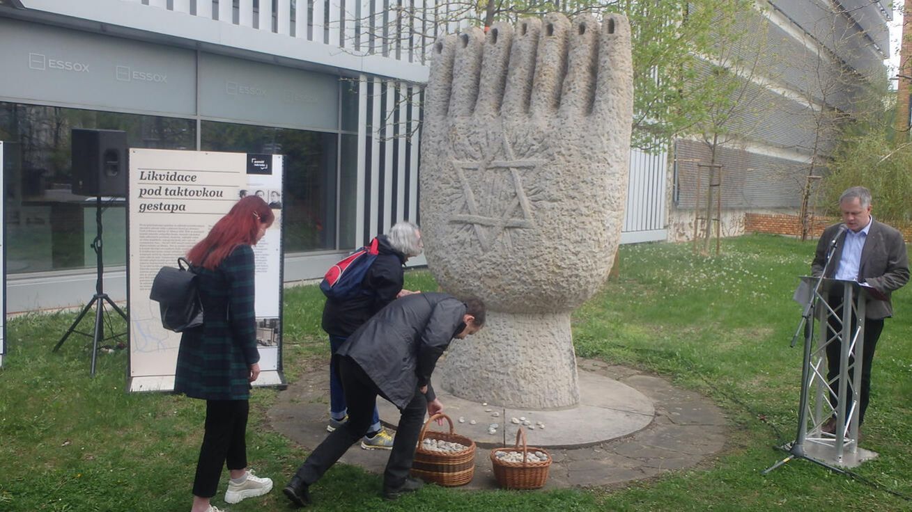 image:Image Jména zavražděných Židů četl i Tomáš Machula, prorektor Jihočeské univerzity a bývalý děkan Teologické fakulty, která se na pořádání pietní akce v minulosti každoročně podílela.