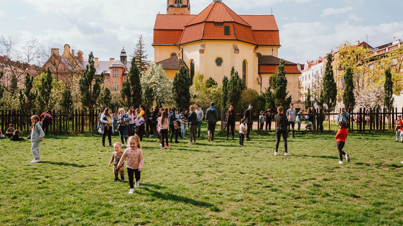 image:Image Odpoledne plné her a tvoření uspořádali pro děti z Ukrajiny v zahradě dominikánského kláštera na Jiráskově náměstí v Plzni členové skautských oddílů Fénix a Pardi, kteří mají v areálu kláštera svou klubovnu.