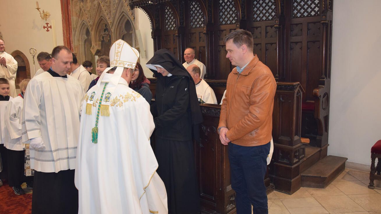 image:Image Na závěr slavnostní bohoslužby biskup Jan osobně poděkoval synodálnímu týmu, který zpracoval více než 300 výstupů z jednotlivých skupinek v diecézi.
