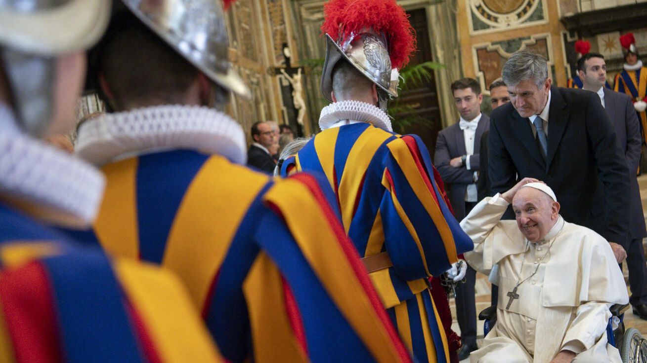 image:Image Třicet šest rekrutů Švýcarské gardy složilo minulý pátek ve Vatikánu první slavnostní přísahu po pandemii. Papež jim poblahopřál z invalidního vozíku, na kterém se ocitl kvůli akutní bolesti pravého kolene. Minulé úterý 5. května podstoupil lékařský zákrok, po němž nemá 10 dní chodit.