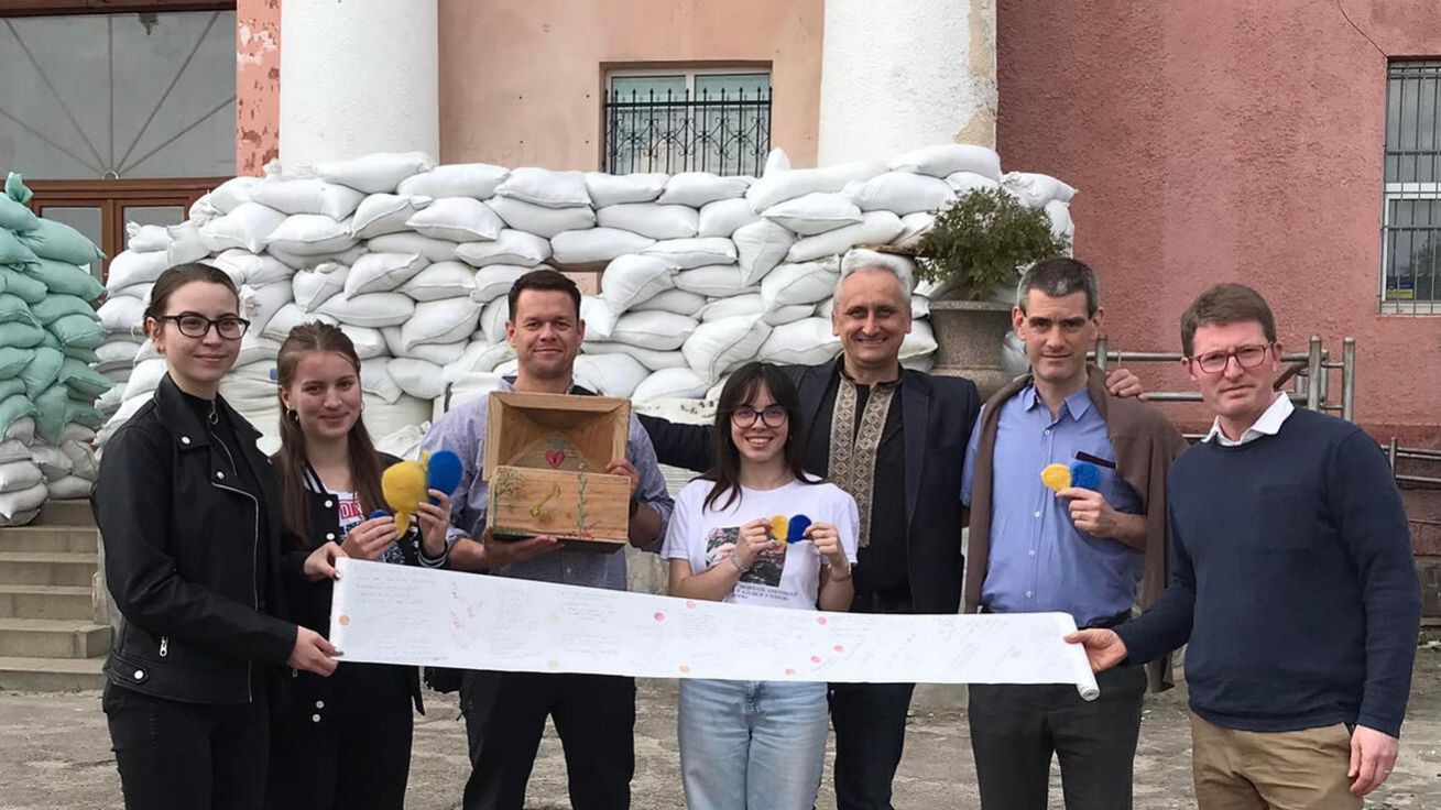 image:Image Bratrům z Taizé se podařilo dostat na Ukrajinu. Na snímku jsou u dobrovolnického centra v Mykolajivské oblasti. Bratr Benoitje druhý zprava. Ve středu 4. května večer se pak společně modlili s místními lidmi ve Lvově.