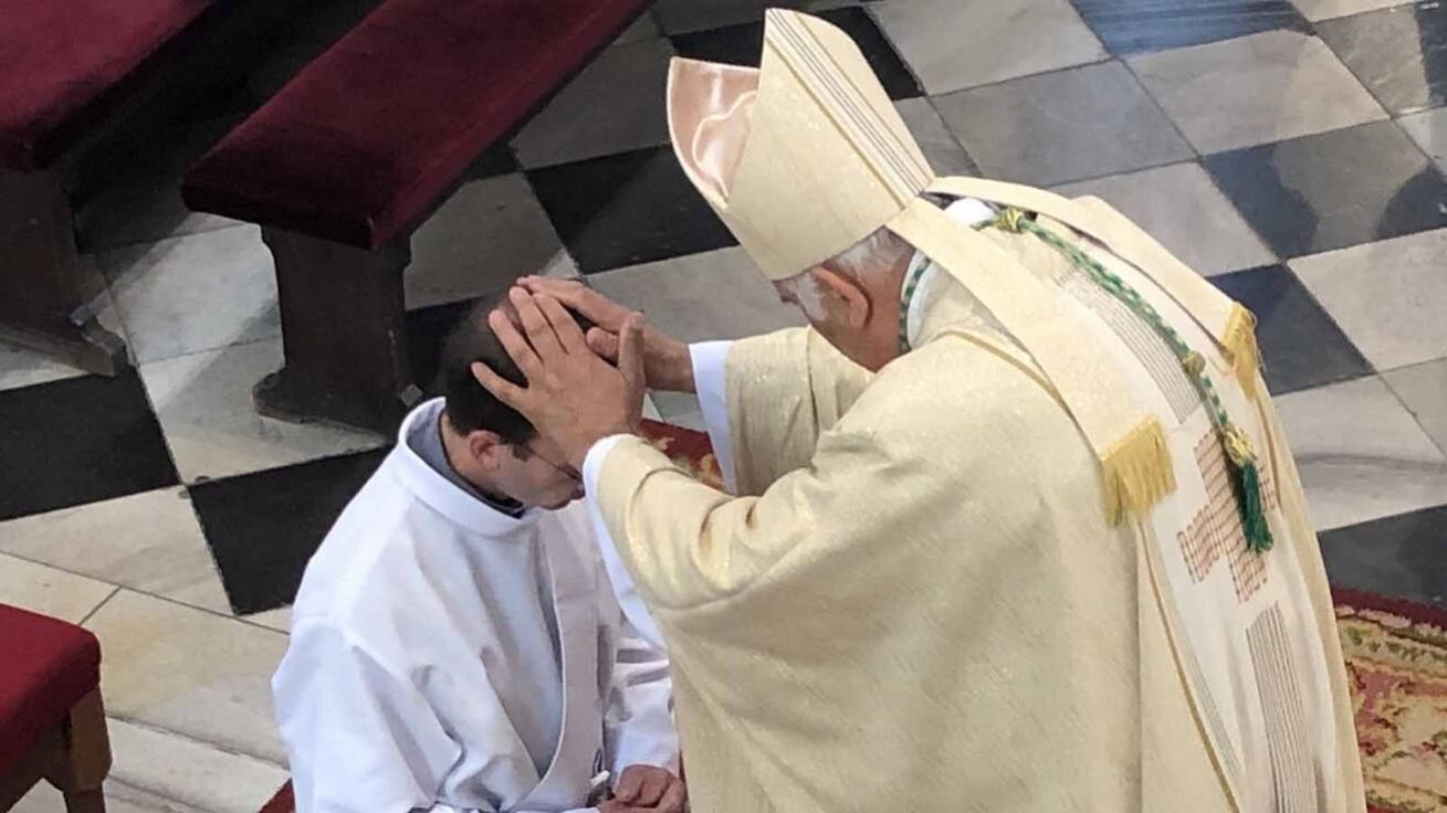 image:Image Vkládáním rukou biskupa na hlavu svěcence a konsekrační modlitbou proběhne vlastní úkon kněžského svěcení.