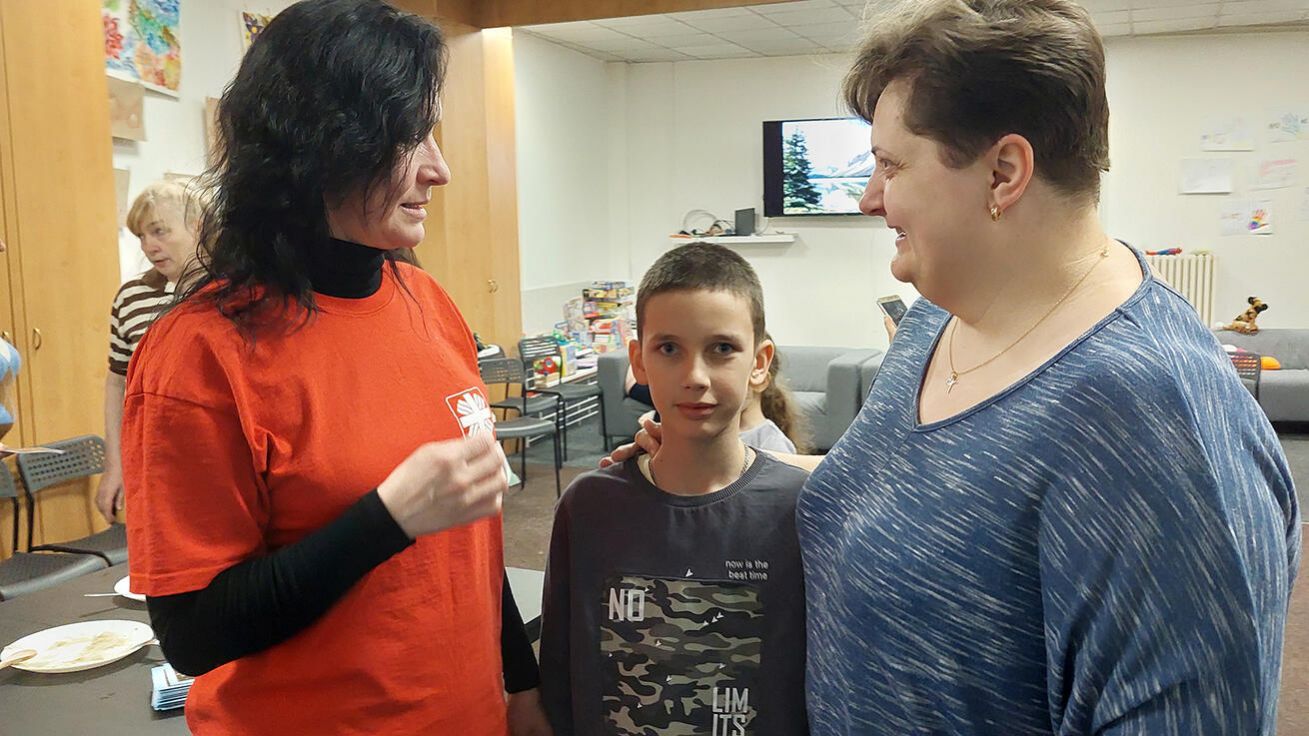 image:Image Paní Alena Vabik (v modrém) při rozhovoru s pracovnicí Arcidiecézní charity Praha v ubytovně v Sokolské ulici.