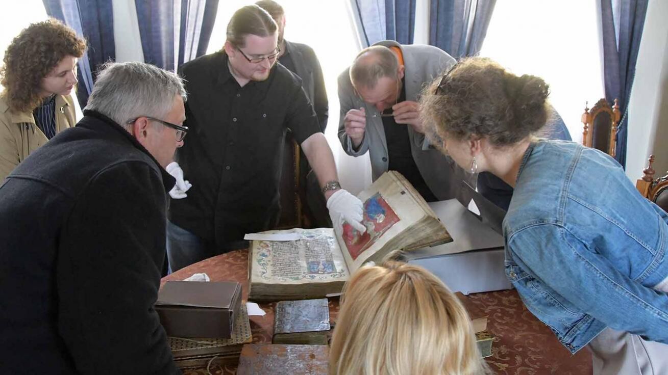 image:Image Při návštěvě Biskupské knihovny byly mluvčím představeny i nejstarší knihy tam uchovávané.
