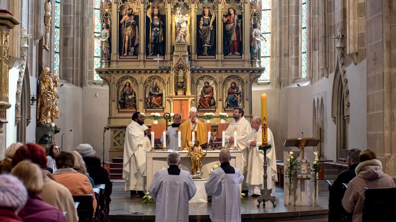 image:Image Eucharistie je pokrmem na cestě k pokoji mezi všemi lidmi. Této víře učí Velikonoce.