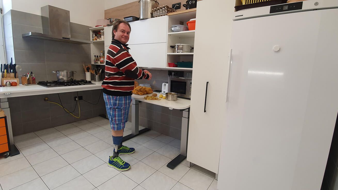 image:Image Pan David přijel do Centra Fatima na invalidním vozíku. Dnes chodí samostatně nebo o berlích.