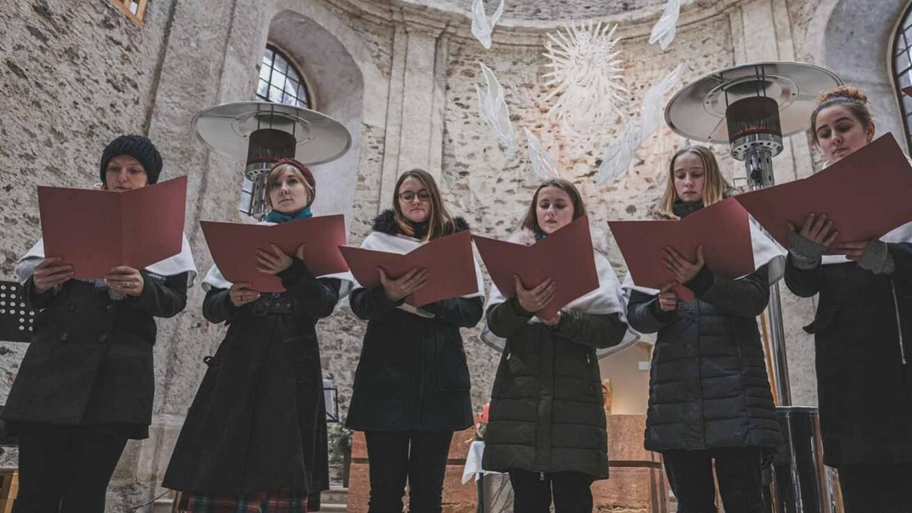 image:Image Na podporu neratovského díla koncertuje ZUŠ Open pravidelně. Například loni zde žáci šesti „zušek“ napříč republikou vystoupili ve společnosti profesionálních hudebníků na předvánočním benefičním koncertě barokní hudby, staročeských rorátů a valašské lidové muziky.