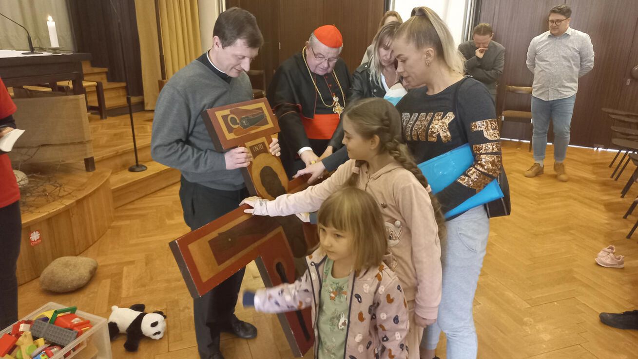 image:Image Při návštěvě v centru Slunečnice přinesl kardinál Dominik Duka ukrajinským rodinám kromě čerstvého ovoce Bible v ukrajinštině a modlil se s dětmi kolem kříže z Taizé. Děti se kříže držely a svěřily Kristu své starosti.