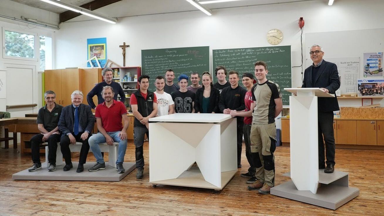image:Image Oltářní stůl, ambon a další vybavení do jezuitského kostela vyrobili adepti truhlařiny v rámci školní praxe.