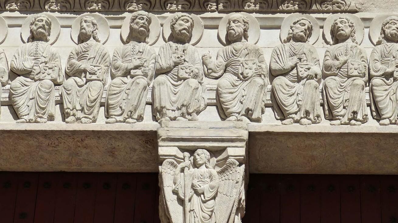 image:Image Bohatě zdobený portál baziliky sv. Trofima ve francouzském Arles (postavena mezi lety 1078 až 1152), detail s postavami apoštolů.