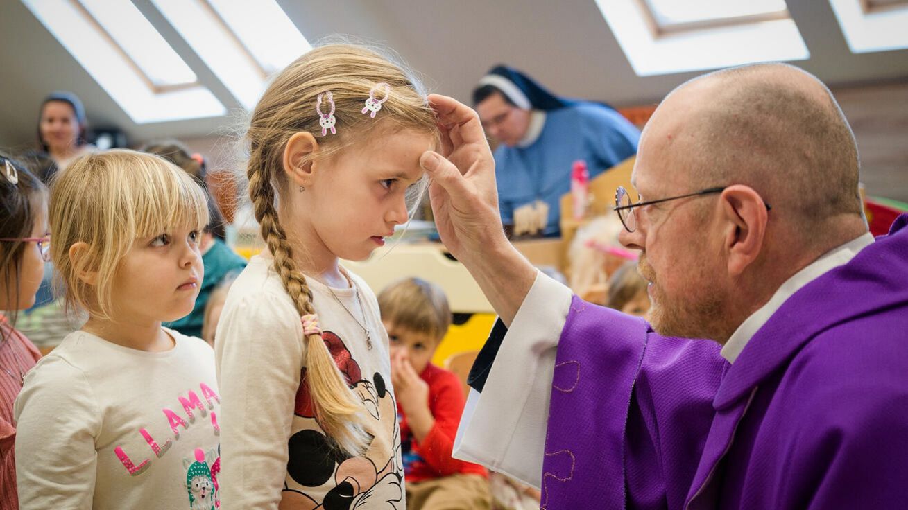 image:Image V církevních školách se dětem dostává navíc duchovní péče.