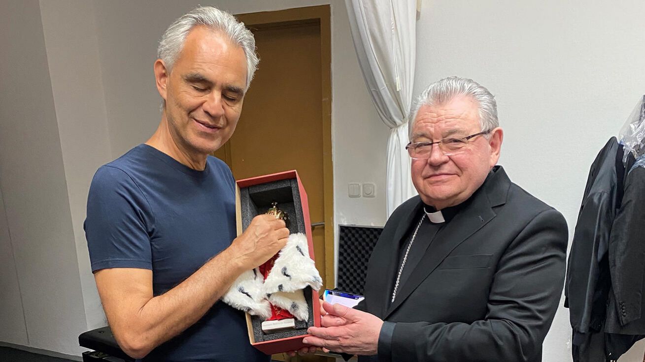 image:Image Kardinál Duka věnoval zpěvákovi slavnou sošku.