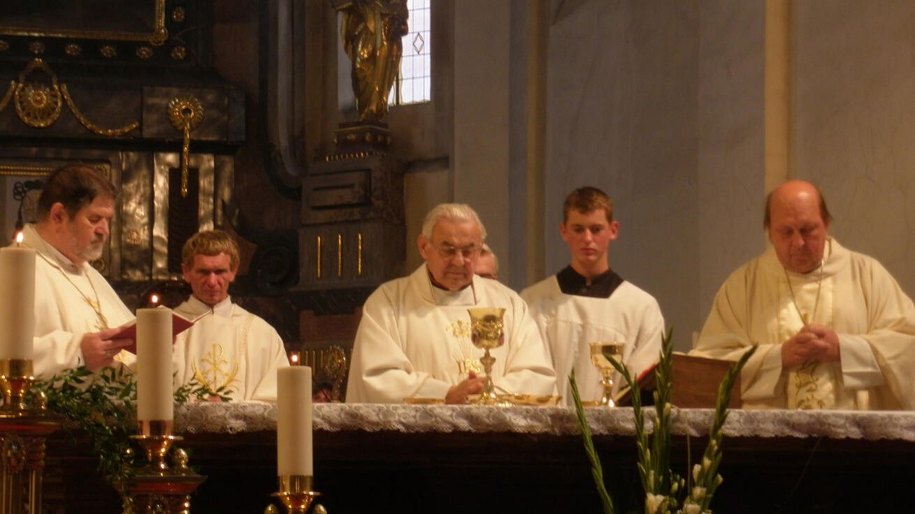 image:Image Kardinál Miloslav Vlk při mši sv. v budějovické katedrále sv. Mikuláše 2. září 2010 s biskupy Jiřím Paďourem a Pavlem Posádem.