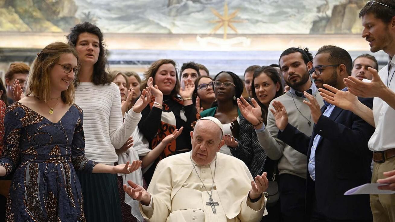 image:Image SE ČLENY CHARISMATICKÉ KOMUNITY CHEMIN NEUF, která vznikla ve Francii a působí už 50 let, se v pondělí 16. května po audienci pomodlil papež. Komunita má také odnož mladých lidí, kteří usilují o spravedlivou společnost v rámci tzv. Politické fraternity. „Politika je především uměním setkávání – že druhého přijmeme a akceptujeme jeho odlišnost. Jako křesťané však musíme udělat víc: nemůžeme se spokojit s povrchním a formálním dialogem, jako jsou často nepřátelská jednání mezi politickými stranami. Jsme povoláni prožívat politické setkání jako bratrské,“ apeloval na ně papež.