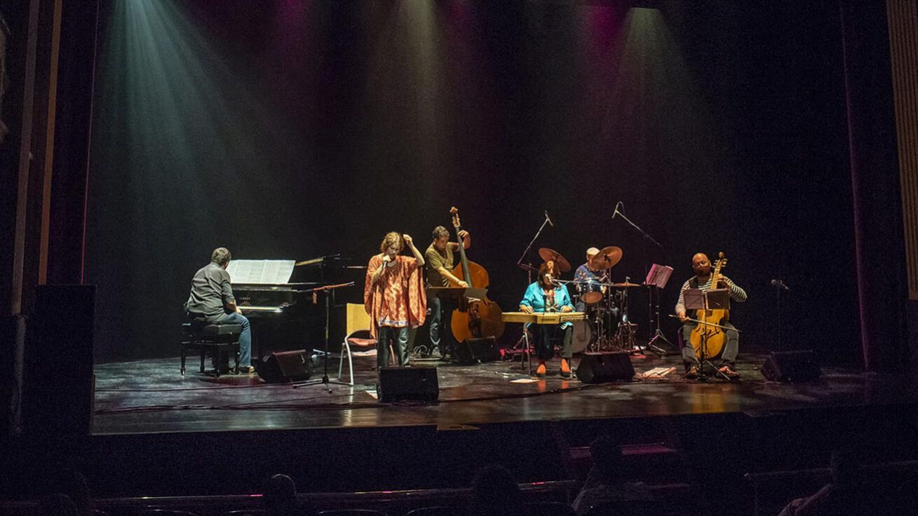 image:Image Středověké písně převedli hudebníci do moderní řeči jazzu.