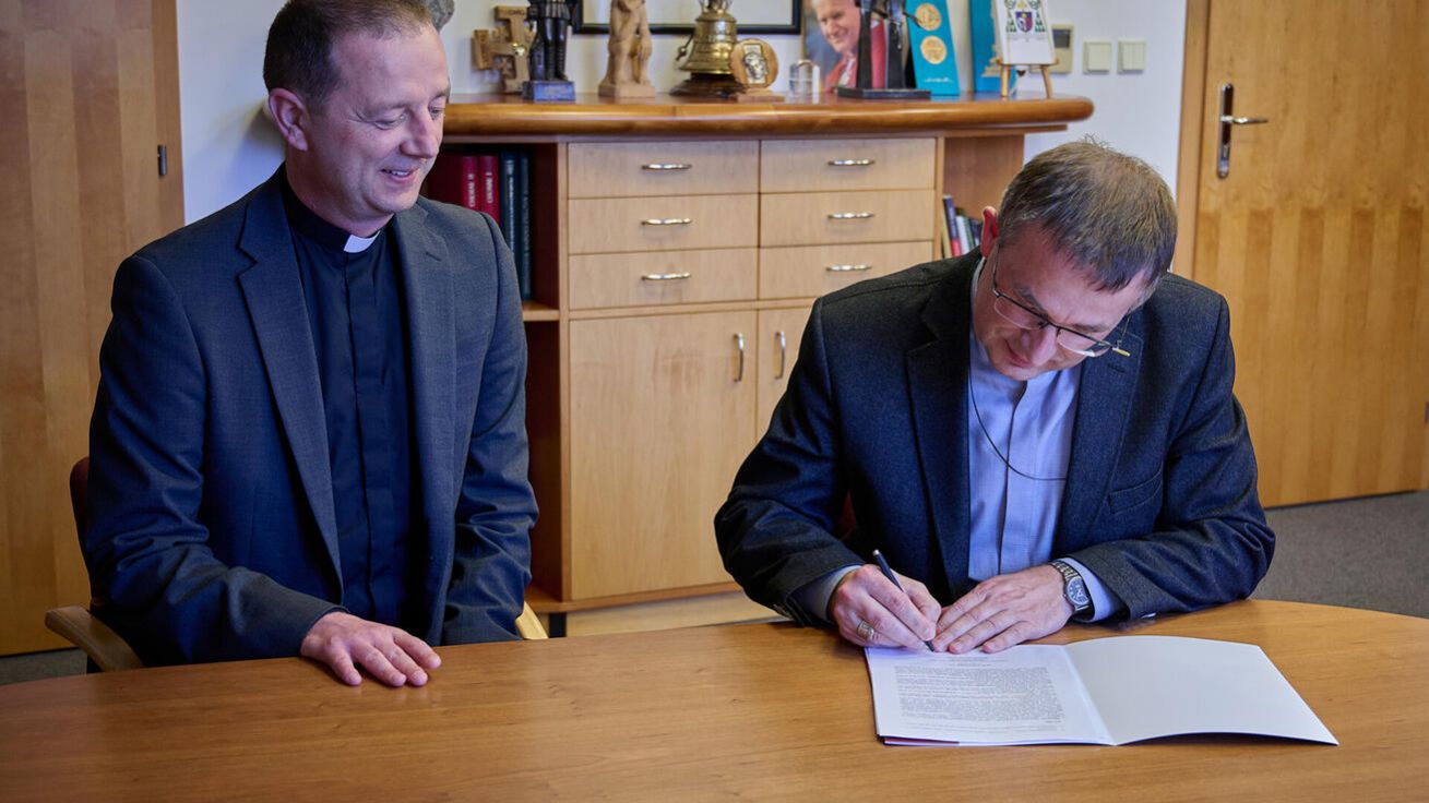 image:Image Biskup Martin David převzal od hlavního diecézního koordinátora synody P. Jana Czudka synodální syntézu ostravsko-opavské diecéze a podepsal ji.