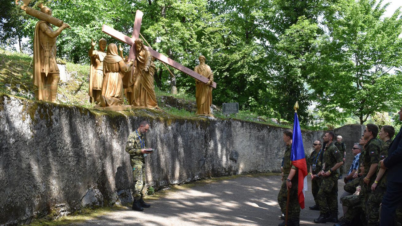 image:Image Čeští vojáci se vydali na společnou křížovou cestu, kterou vedl evangelický kaplan Dan Petříček.