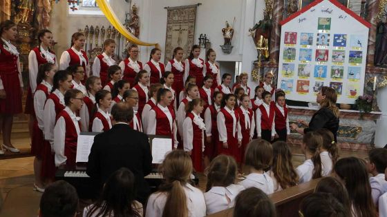 image:Image Dětský pěvecký sbor Jitříčko z Hradce Králové vystupuje na festivale pravidelně (na snímku v německém Lamu).