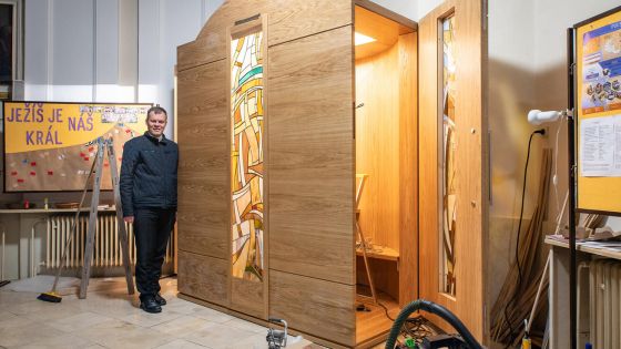image:Image P. Petr Hošek při instalaci nové zpovědnice.