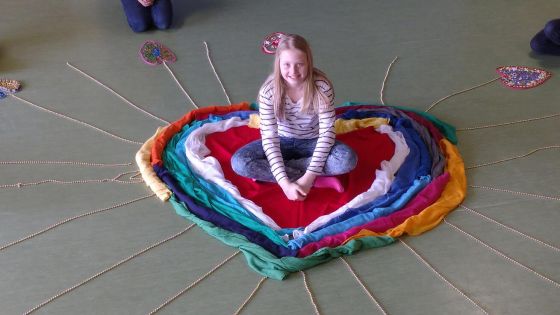 image:Image Jak se mohou ve školní družině slavit narozeniny s pomocí Kettovy pedagogiky? Třeba tak, že oslavenec nemusí ten den přinést bonbóny pro ostatní, ale naopak se usadí do velkého „šátkového srdce“ na podlaze. Symbol předem vytvořily ostatní děti – ze šátků společně a z jednotlivých korálků už každý vytvořil svůj paprsek sám. Narozeninový den je přece den, kdy nám druzí mohou říct: Je dobře, že jsi s námi na světě.